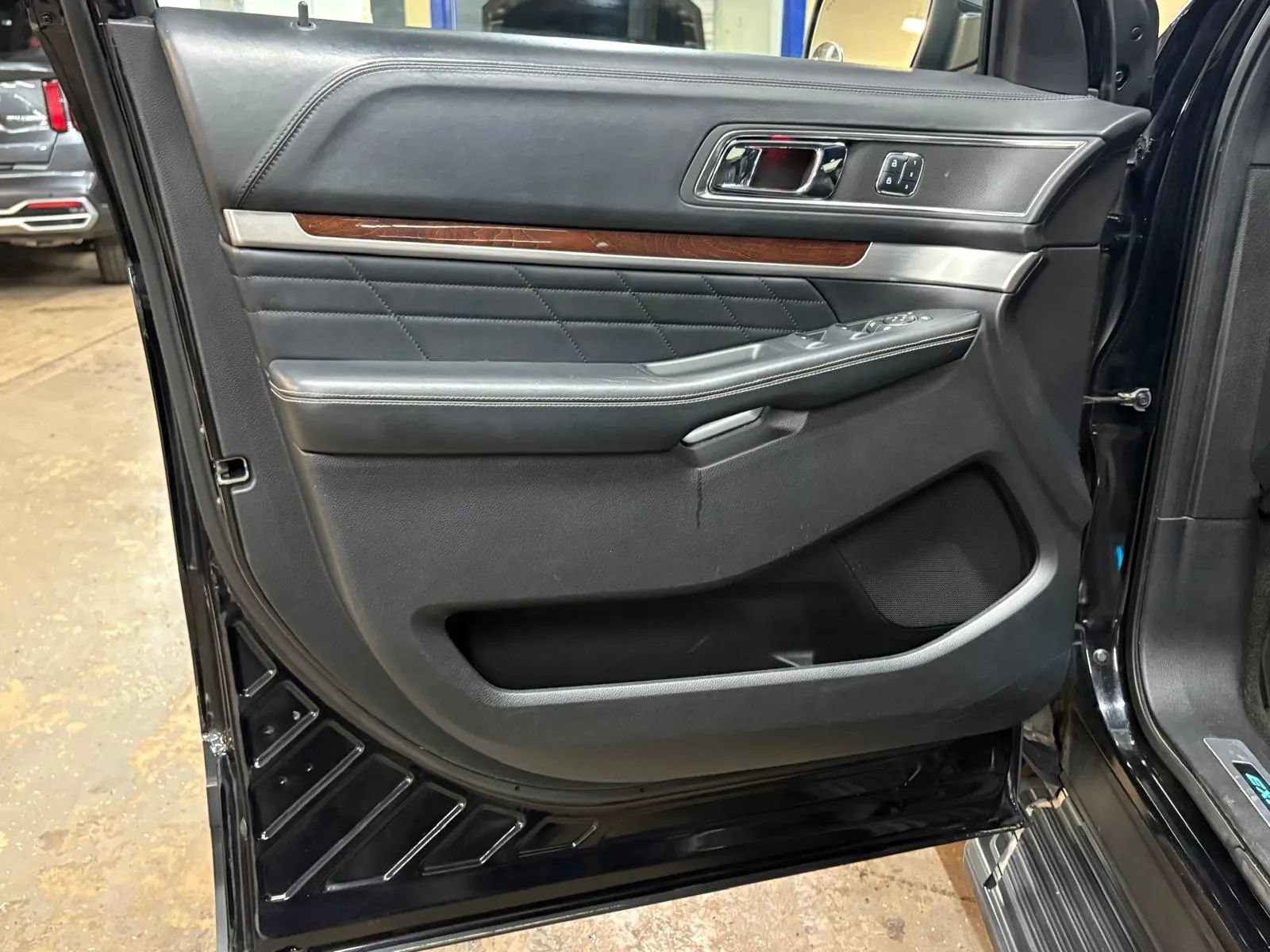 Used 2018 Ford Explorer Platinum AWD/4WD image 30