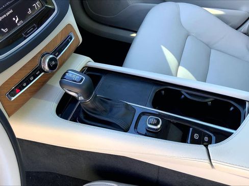 Used 2022 Volvo XC90 T6 Momentum w/ Advanced Package image 17