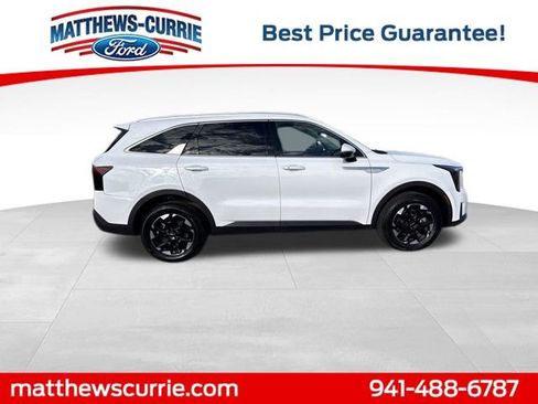 Used 2024 Kia Sorento S image 3