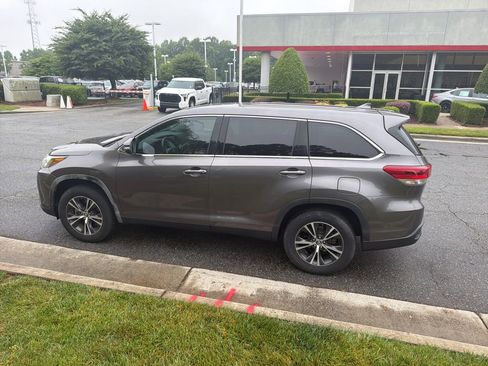 Used 2019 Toyota Highlander Plus FWD image 4