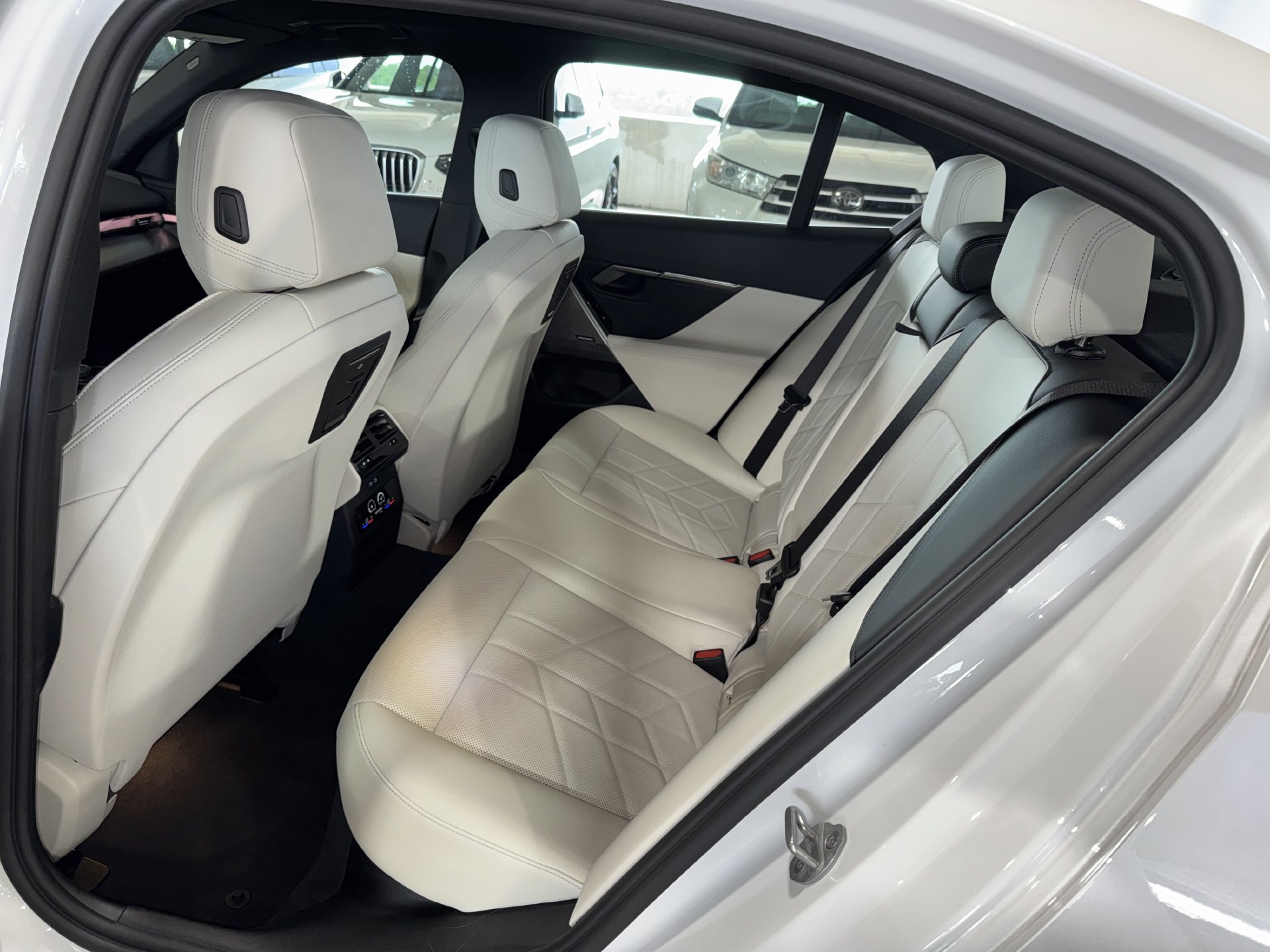 Used 2026 BMW i5 eDrive40 RWD image 14