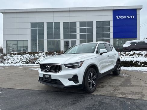 Certified 2025 Volvo XC40 B5 Core image 41