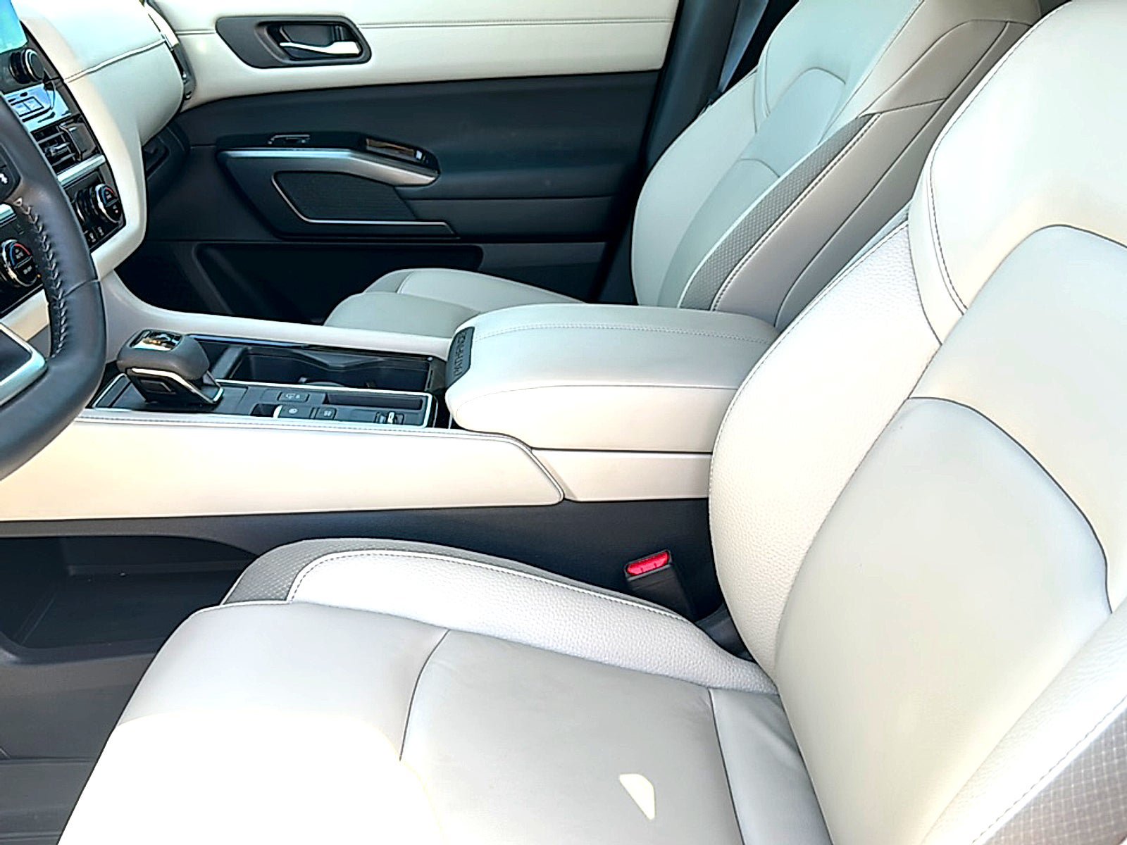 Used 2025 Nissan Pathfinder SL FWD image 13