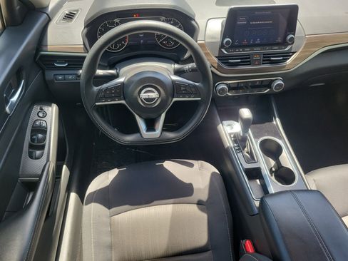 Used 2024 Nissan Altima 2.5 SV FWD image 9