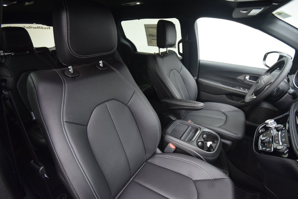 New 2027 Chrysler Pacifica Select FWD image 16