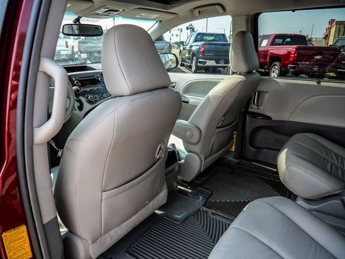 Used 2012 Toyota Sienna XLE FWD image 24