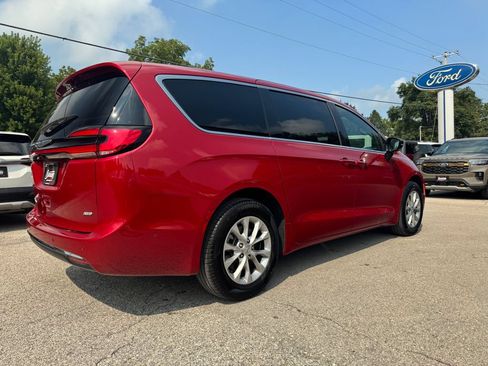 Used 2025 Chrysler Pacifica Select AWD/4WD image 5