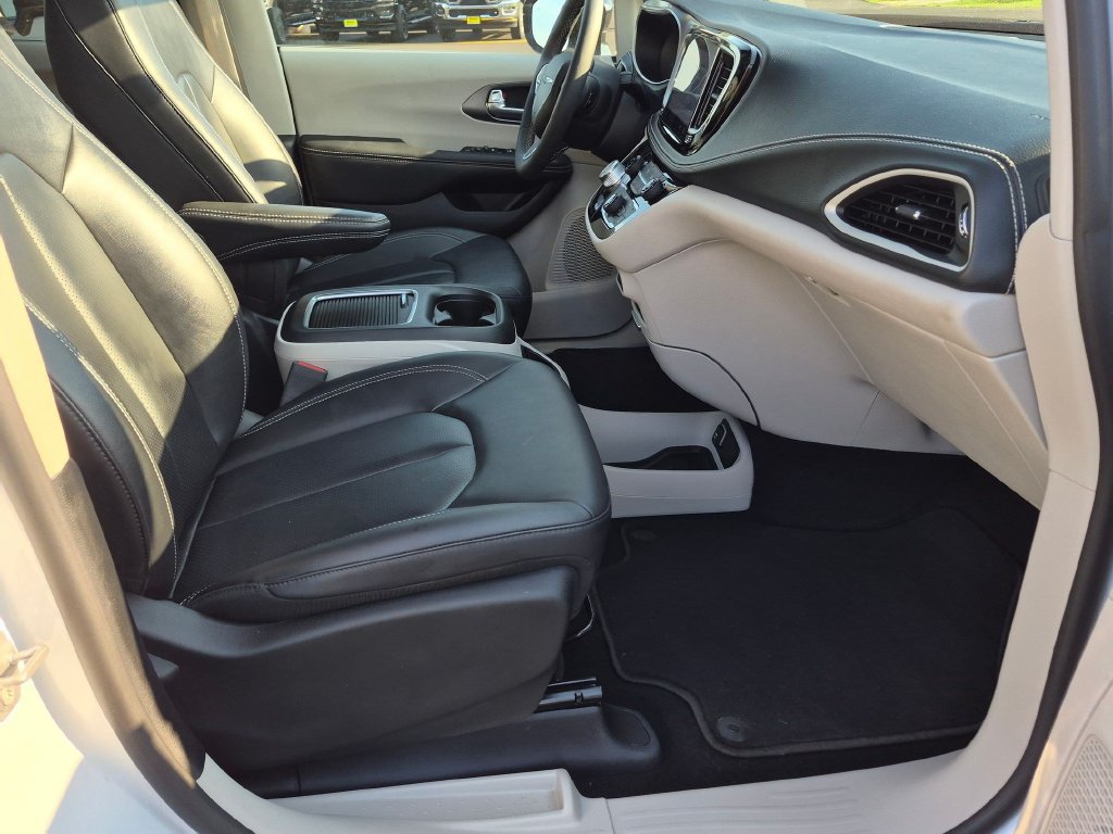 Used 2024 Chrysler Pacifica Touring-L FWD image 28