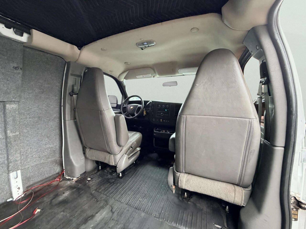 Used 2018 Chevrolet Express 2500 RWD image 13
