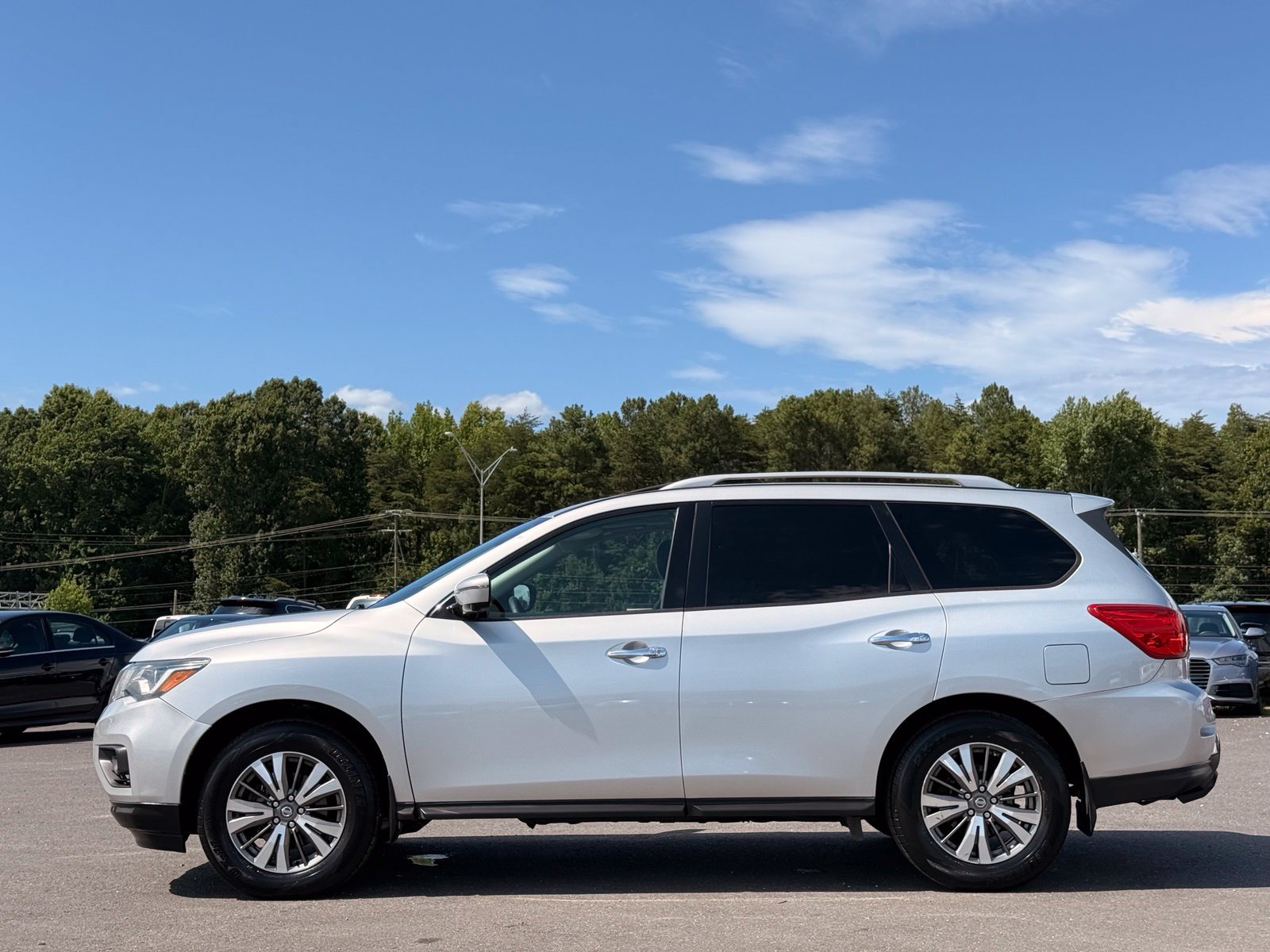 Used 2017 Nissan Pathfinder SL w/ SL Premium Package AWD/4WD image 11