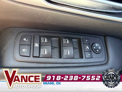 Used 2025 Chrysler Pacifica Limited FWD image 36