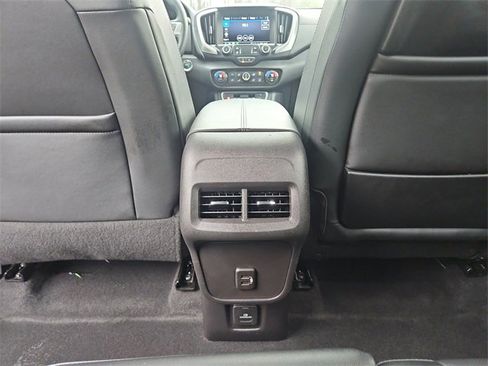 Used 2024 GMC Terrain SLT image 21