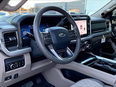 Used 2025 Ford F250 Platinum w/ Platinum Plus Package image 17