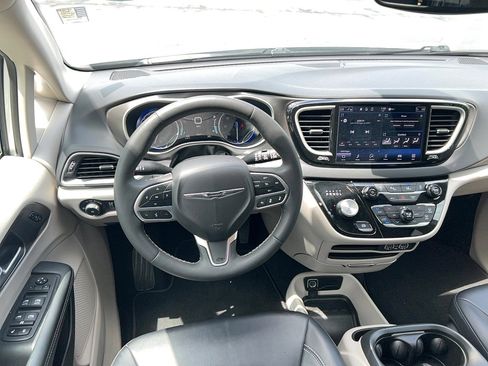Used 2024 Chrysler Pacifica Touring-L FWD image 15