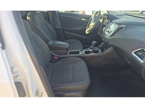 Used 2017 Chevrolet Cruze LT w/ Convenience Package FWD image 5