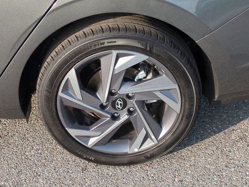 Used 2025 Hyundai Elantra Sport image 31