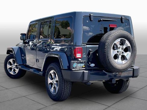 Used 2017 Jeep Wrangler Unlimited Sahara w/ Connectivity Group AWD/4WD image 12