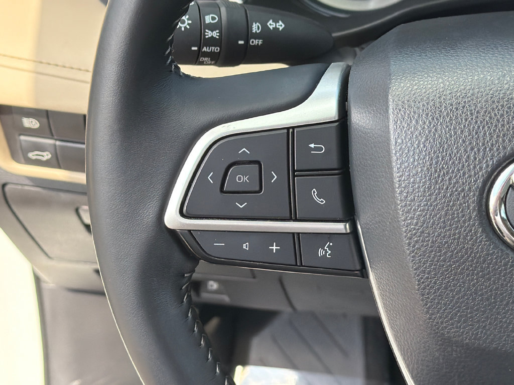 Used 2023 Toyota Highlander XLE FWD image 28