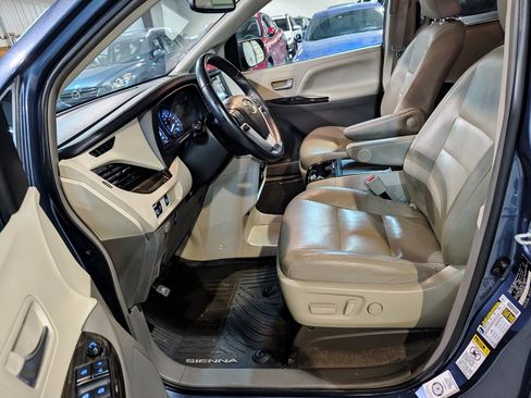 Used 2017 Toyota Sienna XLE image 14