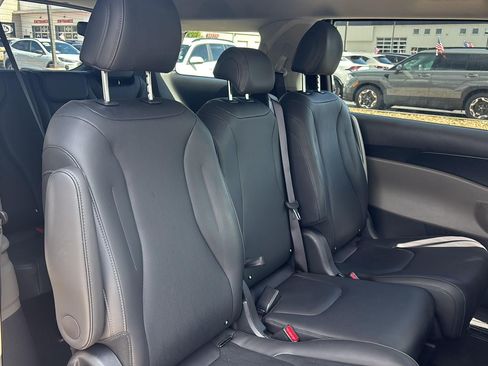 Certified 2026 Kia Carnival FWD image 23