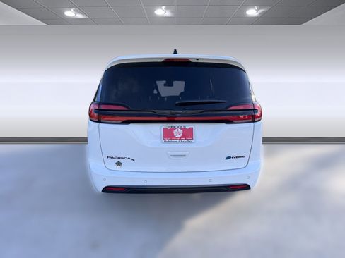 New 2024 Chrysler Pacifica Limited w/ Uconnect Theater Family Group image 8