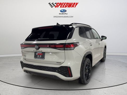 New 2026 Volkswagen Tiguan SE R-Line AWD/4WD image 9