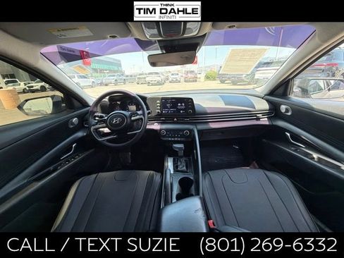Used 2022 Hyundai Elantra SEL w/ Preferred Accessory Package FWD image 2