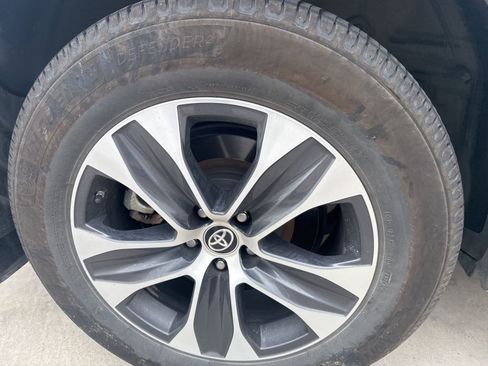 Used 2021 Toyota Highlander XLE image 13