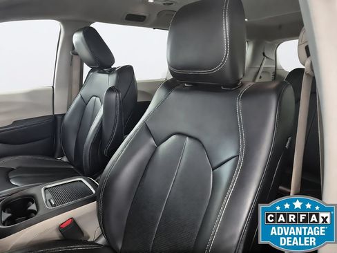 Used 2023 Chrysler Pacifica Touring-L FWD image 24