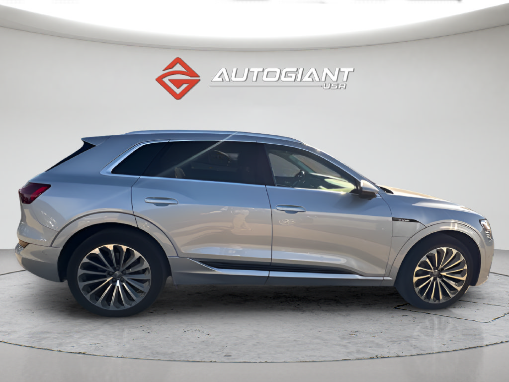 Used 2019 Audi e-tron Prestige w/ Prestige Package AWD/4WD image 4