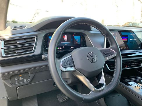 Used 2025 Volkswagen Atlas Cross Sport SE image 35