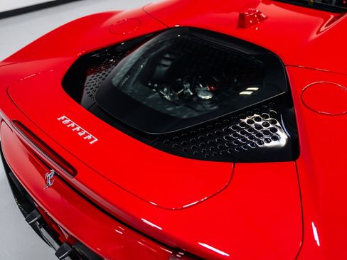 Used 2024 Ferrari SF90 Spider image 39
