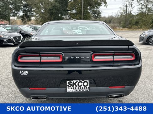 Used 2019 Dodge Challenger SXT image 4