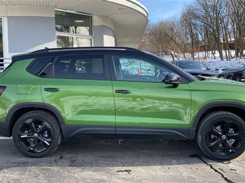 New 2026 Volkswagen Taos SE image 4