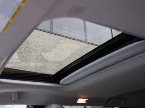Used 2025 Toyota Sienna XLE FWD image 43