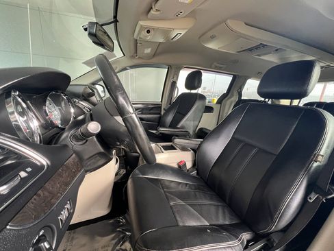 Used 2016 Chrysler Town & Country Touring image 8