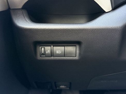 Used 2025 Toyota RAV4 XLE FWD image 20