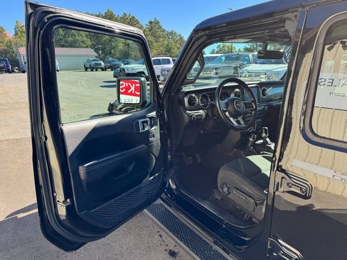 Used 2021 Jeep Wrangler Unlimited Sahara w/ Uconnect 4C Nav & Sound Group image 9