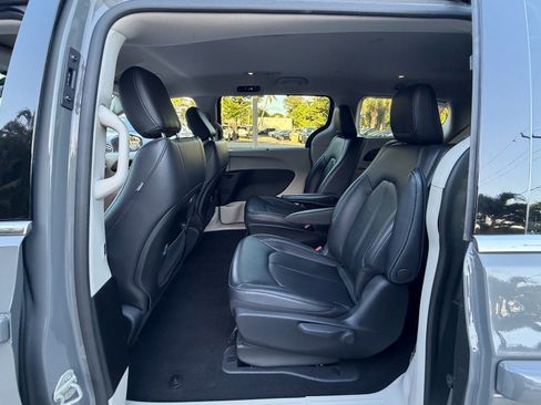 Used 2021 Chrysler Pacifica Touring-L FWD image 11