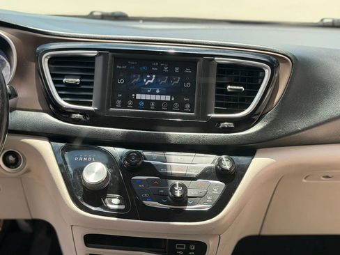Used 2019 Chrysler Pacifica Touring-L FWD image 30