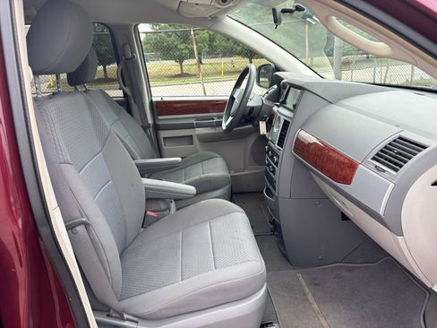 Used 2009 Chrysler Town & Country Touring w/ Entertainment Group #2 FWD image 10
