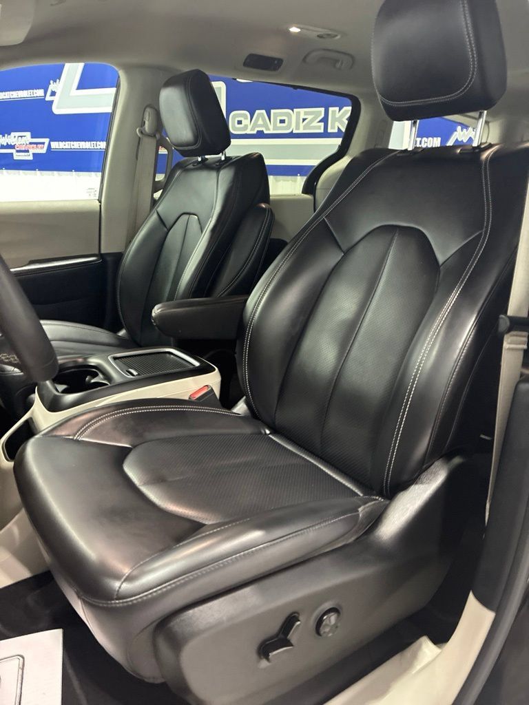 Used 2023 Chrysler Pacifica Touring-L FWD image 13