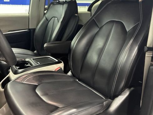 Used 2023 Chrysler Pacifica Touring-L FWD image 13