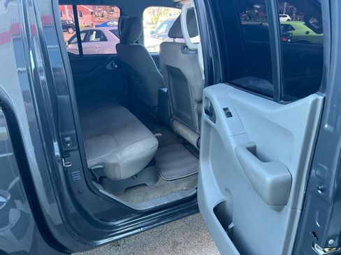 Used 2012 Nissan Frontier SV image 17