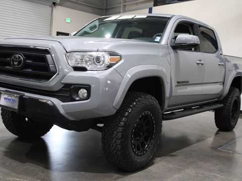 Used 2020 Toyota Tacoma SR5 w/ Technology Package AWD/4WD image 5