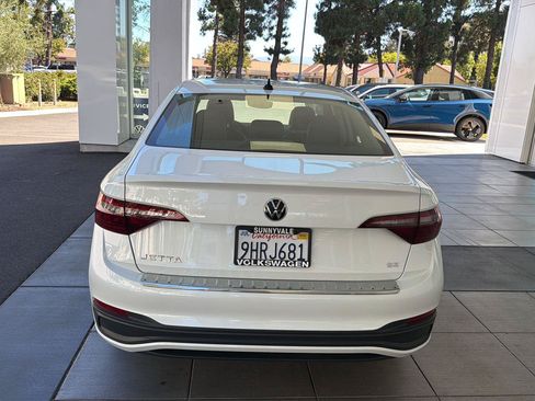 Certified 2023 Volkswagen Jetta SE w/ Panoramic Sunroof Package FWD image 4