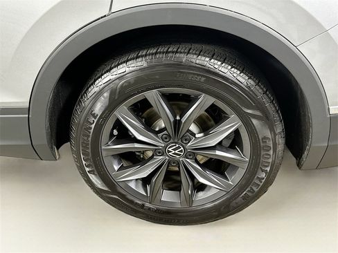 Used 2023 Volkswagen Tiguan SE w/ Panoramic Sunroof Package image 24