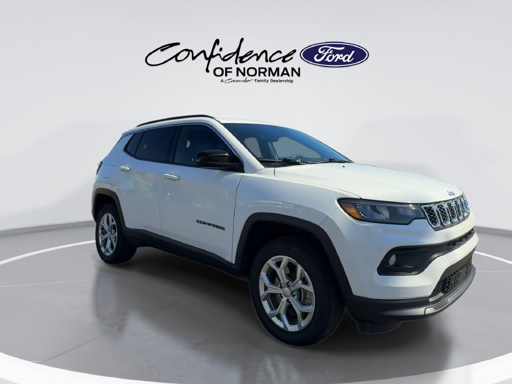 Used 2024 Jeep Compass Latitude AWD/4WD image 2