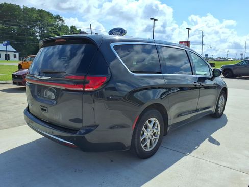 Used 2024 Chrysler Pacifica Touring-L FWD image 5