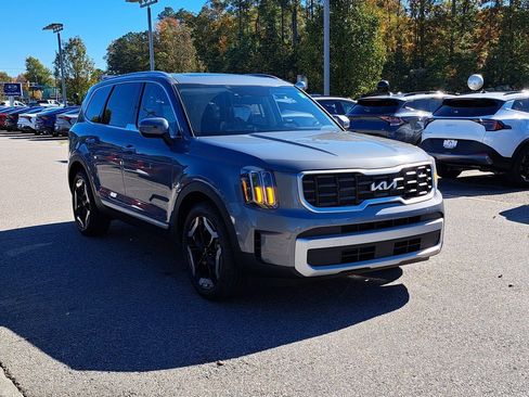 New 2025 Kia Telluride S image 3